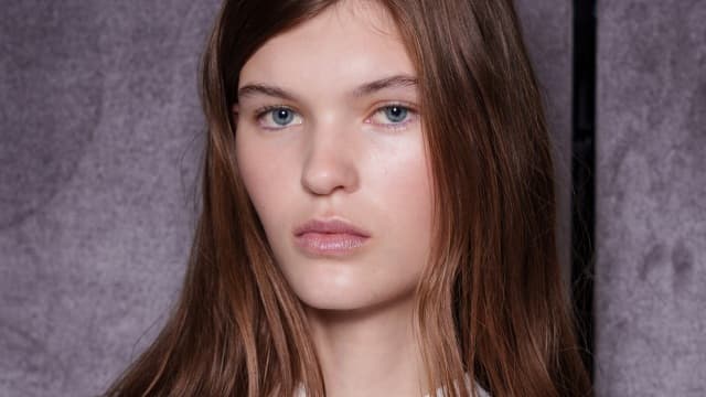 Λεπτά μαλλιά: Πώς να διατηρήσετε όγκο και λάμψη