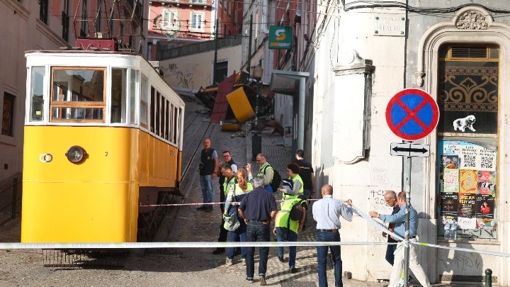 Εκτροχιασμός τελεφερίκ στη Λισαβόνα: Ένας κάτοικος γλίτωσε οριακά
