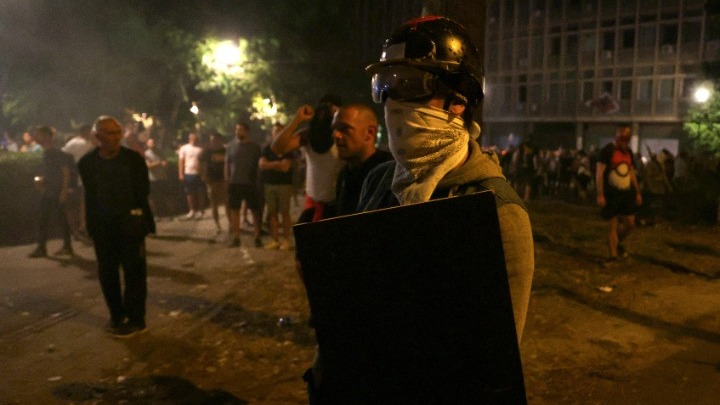 Διαδηλωτές στη Σερβία απαιτούν πρόωρες εκλογές μετά την καταστολή από την αστυνομία