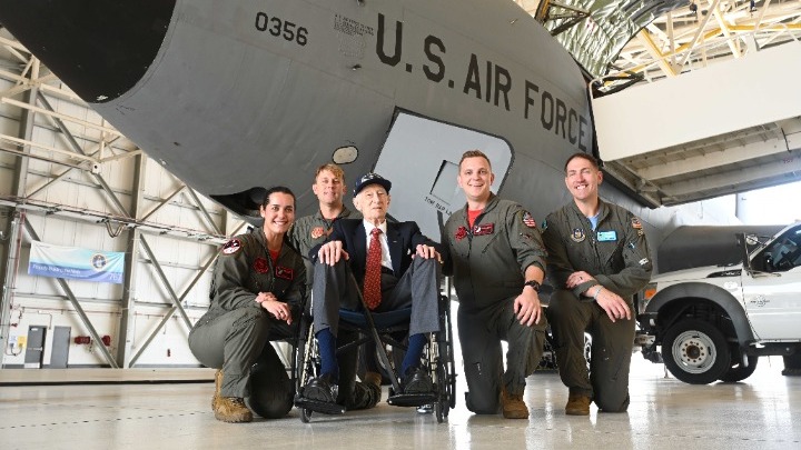 Η Συγκλονιστική Ιστορία του Τζον "Λάκι" Λακαντού και του 100ού Σμήνους Βομβαρδισμού