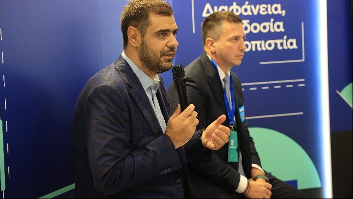 Η Κομισιόν αναγνωρίζει την Ελλάδα για το κράτος δικαίου και την ελευθερία του Τύπου