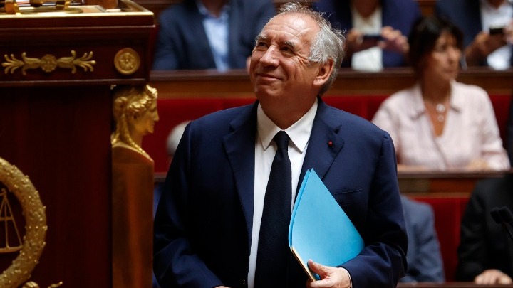 Κρίση στη Γαλλία: Η Πτώση του Μπαϊρού και η Αντίδραση των Γαλλικών Μέσων Ενημέρωσης