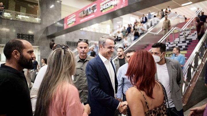 Επίσκεψη Μητσοτάκη στο Σύνταγμα εν όψει 24ωρης λειτουργίας μέσων μεταφοράς