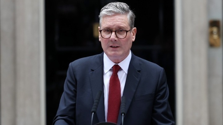 Διαδηλώσεις κατά της μετανάστευσης στο Λονδίνο: Οι αντιδράσεις του πρωθυπουργού Κιρ Στάρμερ