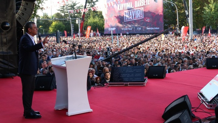 Μαζική διαδήλωση στην Αγκυρα ενάντια στη δικαστική επίθεση εναντίον του CHP