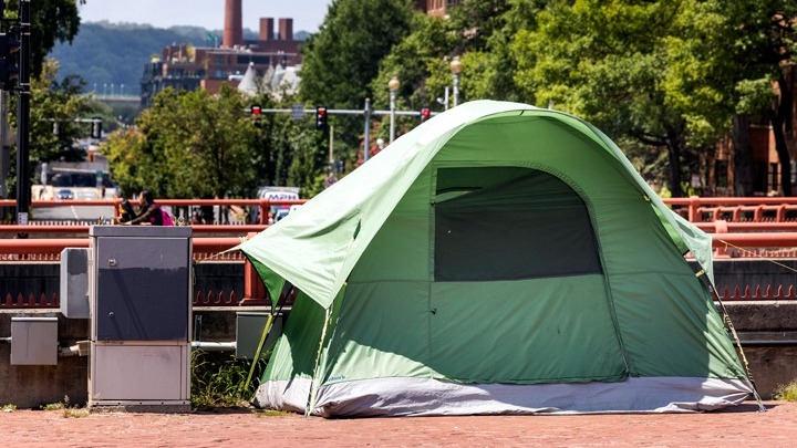 Παρουσιαστής Fox & Friends: Συγγνώμη για σχόλιο για ψυχικά ασθενείς άστεγους