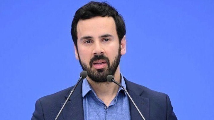 Διευθυντής Ψηφιακής Επικοινωνίας του πρωθυπουργού αναλύει τη δημοσιονομική πολιτική του ΠΑΣΟΚ