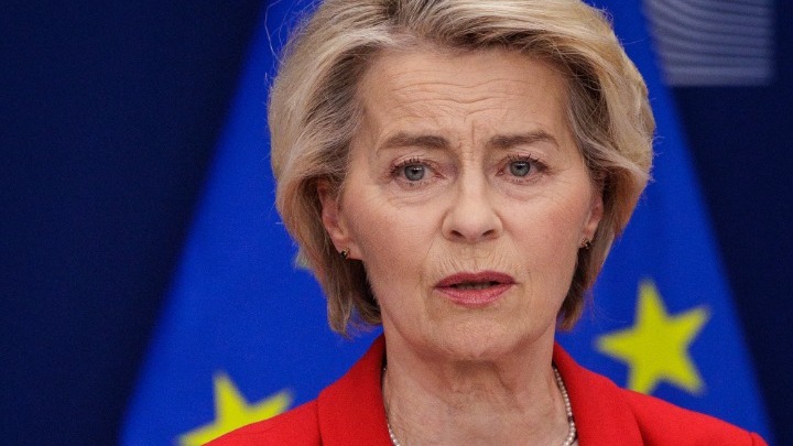 Συζήτηση Ούρσουλας φον ντερ Λάιεν με Τραμπ για οικονομική πίεση στη Ρωσία