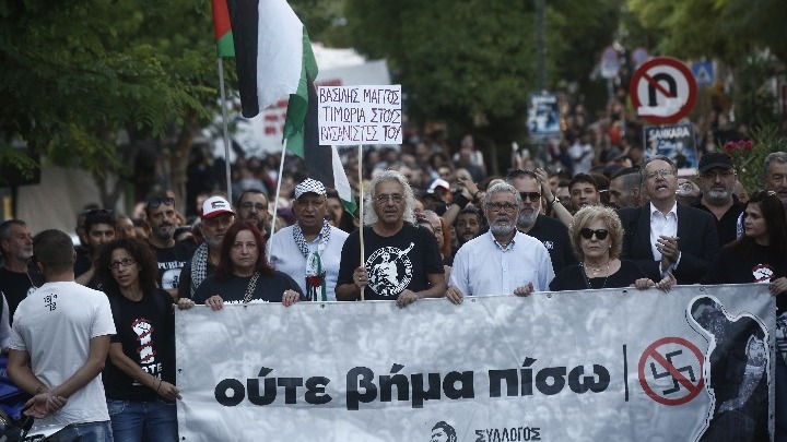 Συγκίνηση στο μνημείο του Παύλου Φύσσα: 12η επέτειος από τη δολοφονία του
