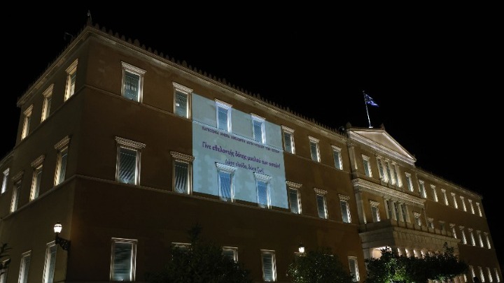 Τιμή στους Εθελοντές Δότες Μυελού: Η Βουλή των Ελλήνων Φωταγωγεί την Πρόσοψή της