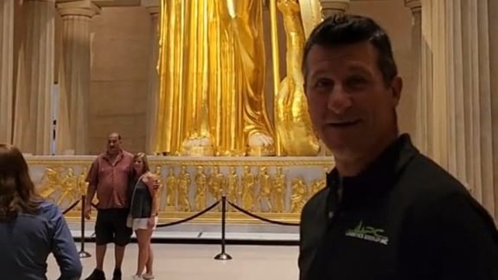 Ένας Έλληνας στους δρόμους της Αμερικής: Η επαγγελματική μεταμόρφωση του Δημήτρη Ψεύτογλου