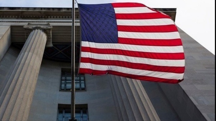 Σούμερ: "Η οδός προς τη δικτατορία" - Κατηγορεί τον Τραμπ για πίεση στο ΥΠΔΙΚ