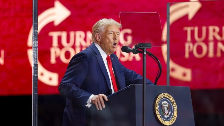 Συγκινητική τελετή για τον Τσάρλι Κερκ με τη συμμετοχή του προέδρου Τραμπ