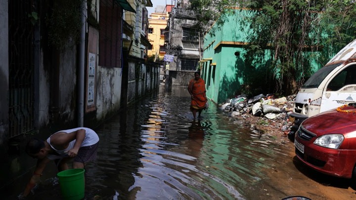 Σφοδρές βροχοπτώσεις στην Κολκάτα: 12 νεκροί λίγο πριν το Ντούργκα Πούτζα