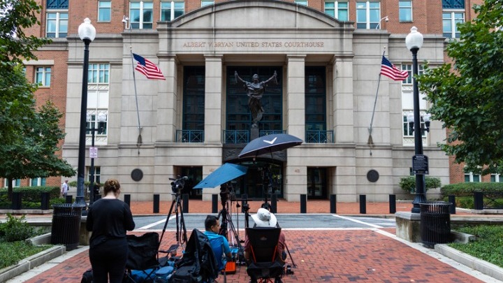 Κατηγορίες εναντίον του πρώην διευθυντή του FBI Τζέιμς Κόμι