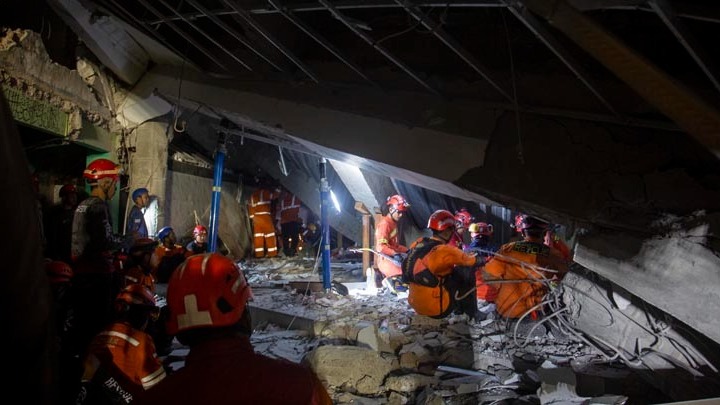 Επιχείρηση διάσωσης στην Ινδονησία: Εγκλωβισμένοι στα ερείπια ενός σχολείου