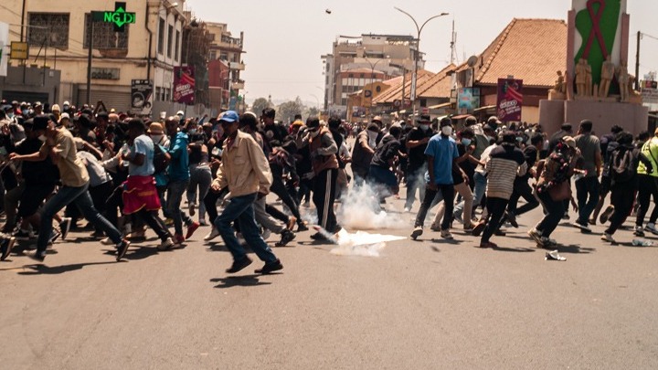 Ανακοίνωση: Παραίτηση της κυβέρνησης στη Μαδαγασκάρη μετά από διαδηλώσεις
