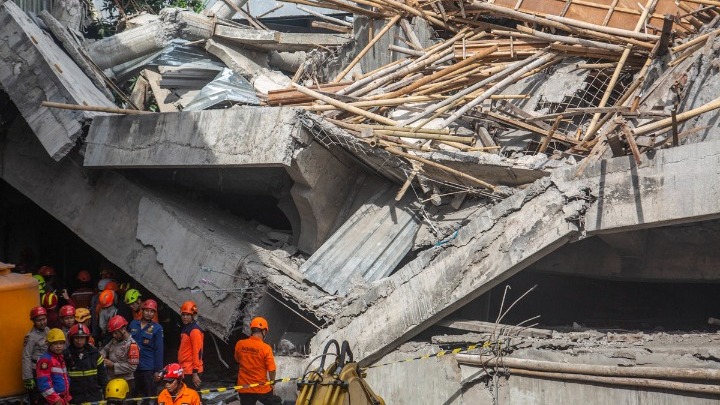 Κατάρρευση ισλαμικού σχολείου στην Ινδονησία: 38 αγνοούμενοι και τρεις νεκροί