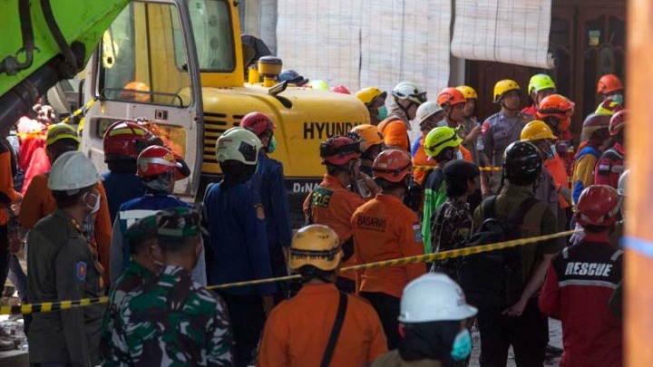 Κατάρρευση σχολείου στην Ινδονησία: Εκατόν ενενήντα ένα άτομα πιθανόν θαμμένα