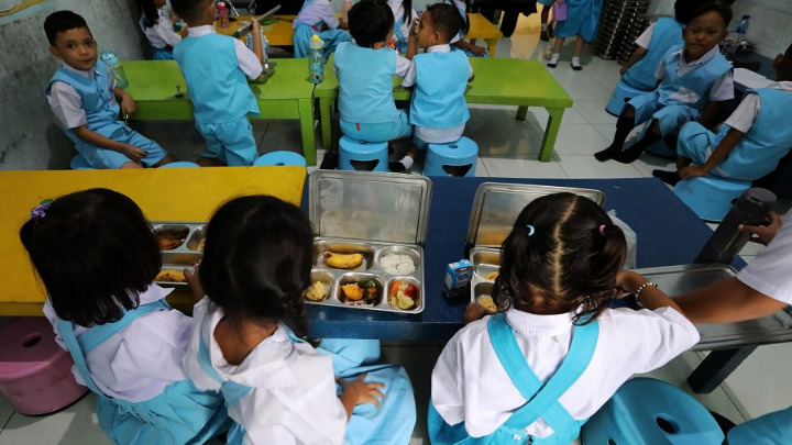 Υπερδιπλασιάστηκαν οι περιπτώσεις τροφικής δηλητηρίασης σε παιδιά στην Ινδονησία