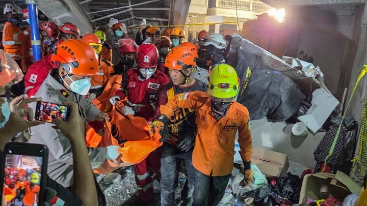 Κατάρρευση οικοτροφείου στην Ινδονησία: 59 άνθρωποι εγκλωβισμένοι στα ερείπια