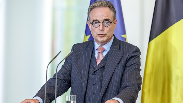 Ο Μπαρτ Ντε Βέβερ ζητά εγγυήσεις για τη χρήση παγωμένων ρωσικών περιουσιακών στοιχείων