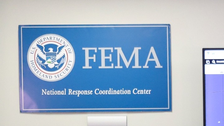 Η FEMA διακόπτει τις επιχορηγήσεις σε πολιτείες λόγω αμφιβολιών για την καταμέτρηση του πληθυσμού