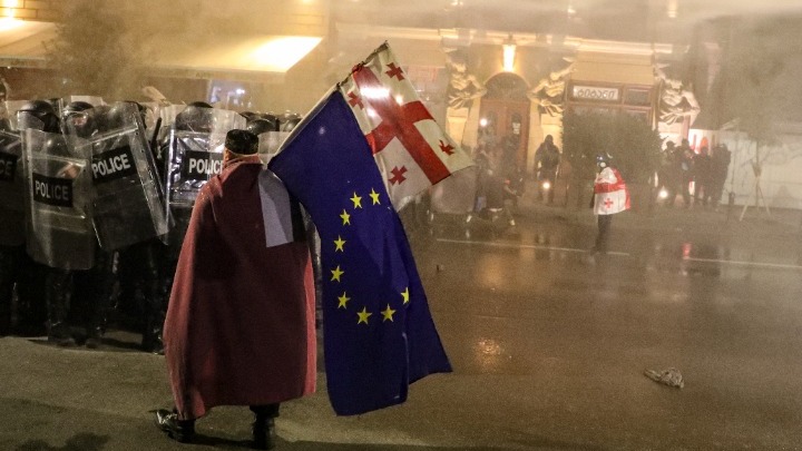 Διαδηλώσεις στη Γεωργία: Χιλιάδες υποστηρικτές της αντιπολίτευσης συγκεντρώθηκαν στο κέντρο της Τιφλίδας