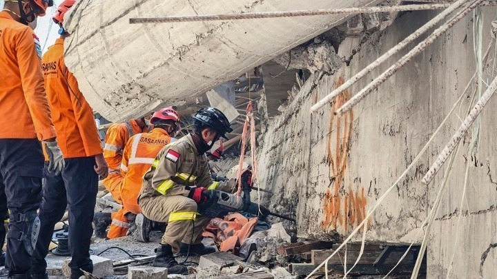 Κατάρρευση οικοτροφείου στην Ινδονησία: Ανακοινώθηκαν 45 νεκροί
