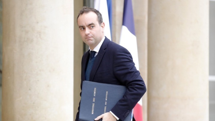 Νέα Κυβέρνηση στη Γαλλία: Ανατροπή από Αριστερά και Δεξιά