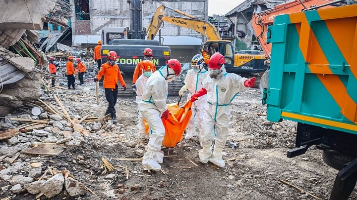Καταρρεύσεις σχολείου στην Ινδονησία: Ανακοινώθηκε επίσημος απολογισμός με 67 νεκρούς