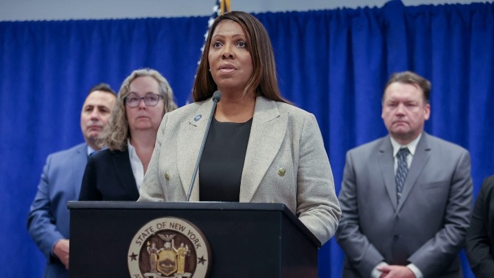 Κατηγορίες κατά της γενικής εισαγγελέα της Νέας Υόρκης από τον επικεφαλής των FBI