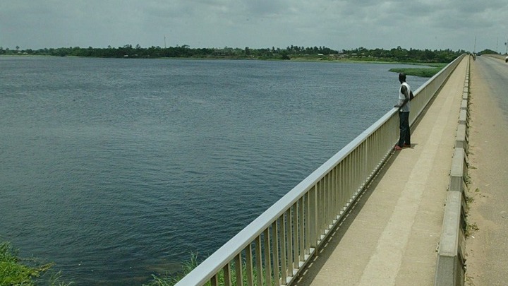 Τραγωδία στη λίμνη Βόλτα: 15 νεκροί από πλεούμενο που αναποδογύρισε