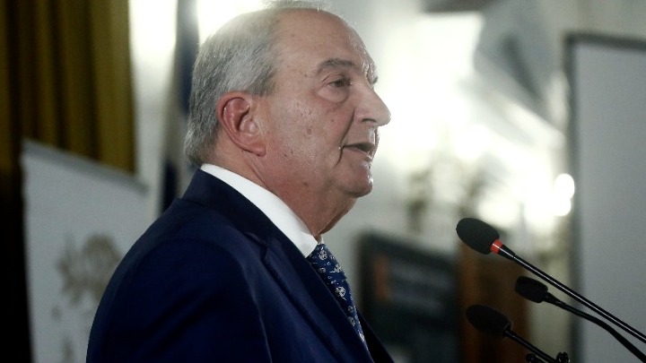 Κυβερνητικά στελέχη αντιδρούν σε δηλώσεις Καραμανλή