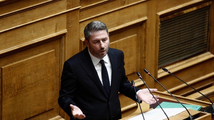 Αντιπαράθεση Ανδρουλάκη - Μητσοτάκη: Τέσσερα ερωτήματα και κατηγορίες