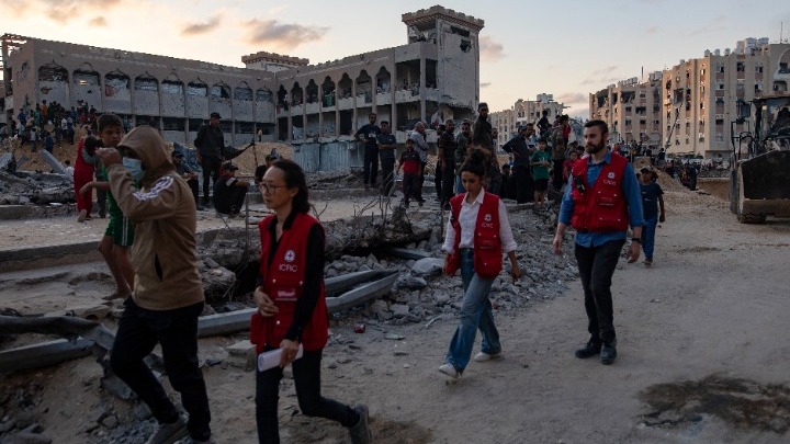 Κλιμάκιο Ερυθρού Σταυρού παρέλαβε φέρετρα ομήρων της Χαμάς