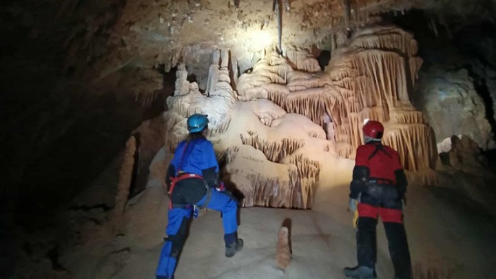 Αποκαλύφθηκαν τέσσερα άγνωστα σπήλαια στην Αμοργό