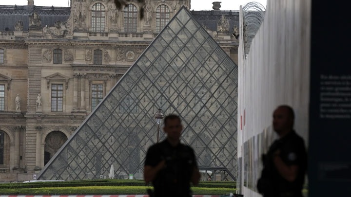 Ληστεία στο Λούβρο: Ανεκτίμητης αξίας κοσμήματα εκλάπησαν