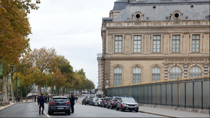 Ληστεία στο Λούβρο: Κοσμήματα «ανεκτίμητης αξίας» κλάπηκαν από το μουσείο