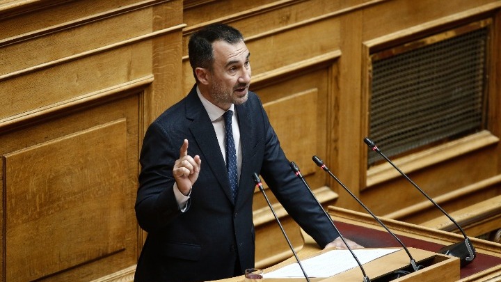 Αλέξης Χαρίτσης κατά Μητσοτάκη: "Ντροπιαστική τροπολογία που προσβάλλει τη δημοκρατία"