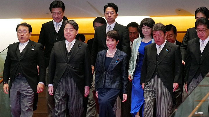 Ο Σύζυγος της Πρώτης Γυναίκας Πρωθυπουργού της Ιαπωνίας Υποστηρίζει την Σύζυγό του με Διακριτικό Τρόπο