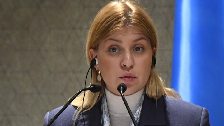 Η πρέσβης της Ουκρανίας επικροτεί τις κυρώσεις εναντίον της Ρωσίας