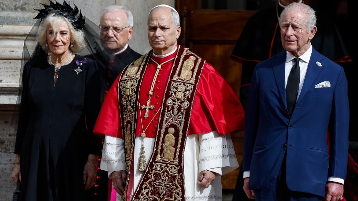 Ιστορική συνάντηση: Ο βασιλιάς Κάρολος Γ΄ προσευχήθηκε με τον Πάπα Λέων ΙΔ΄