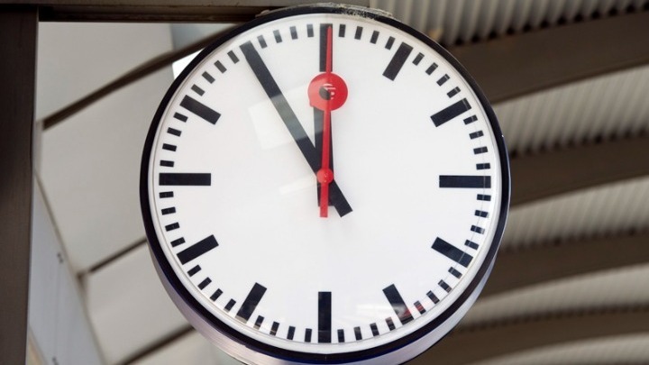 Αλλαγή ώρας: Τα ξημερώματα της Κυριακής πρέπει να μετακινήσετε τα ρολόγια σας