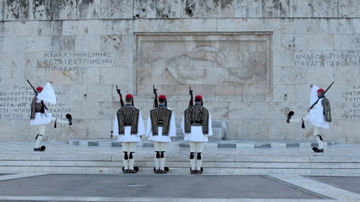Αντιπαράθεση Κυβέρνησης και Δήμου για την καθαριότητα του Μνημείου του 'Αγνωστου Στρατιώτη