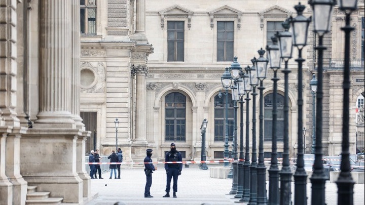 Συλλήψεις για κλοπή κοσμημάτων στο Λούβρο