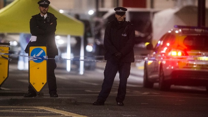 Επίθεση με μαχαίρι σε τρένο στην Αγγλία: Αναταραχή και συλλήψεις