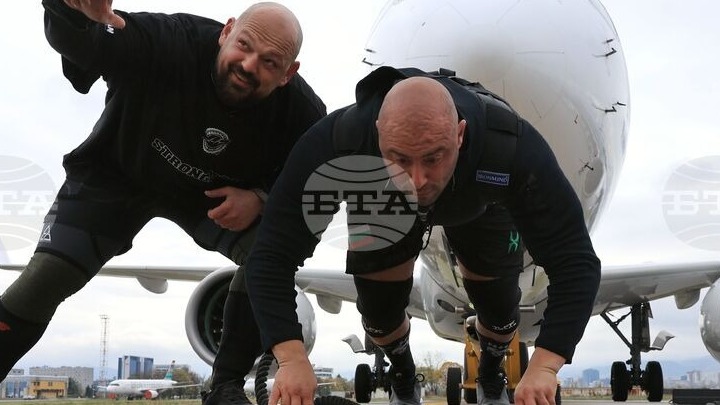 Αθλητές Δύναμης Σύρουν Airbus A220-300 40 τόνων στη Σόφια