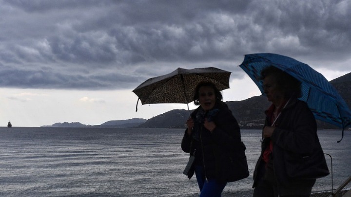 Ισχυροί άνεμοι προκάλεσαν ζημιές στο κέντρο της Πάτρας