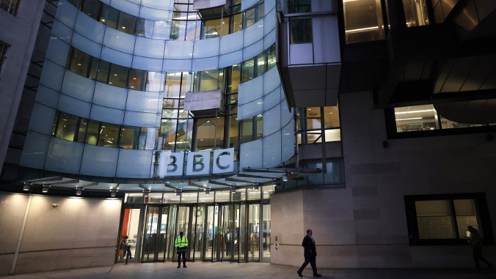 Ο απερχόμενος γενικός διευθυντής του BBC εξαπέλυσε έπαινο στους δημοσιογράφους